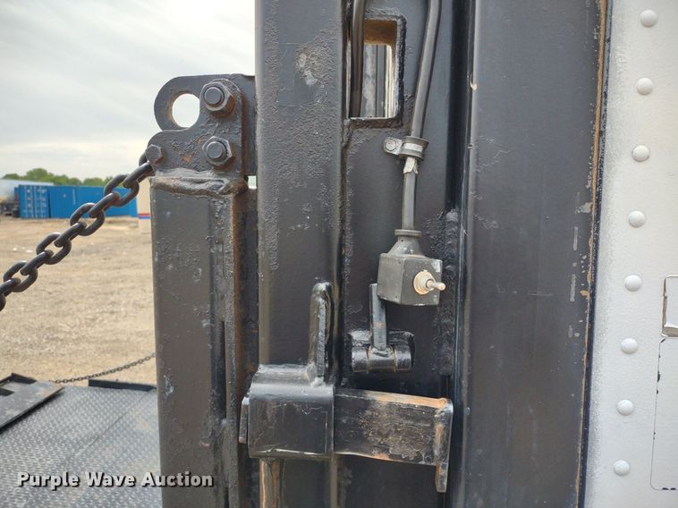 image for item DS6427 2004 International 4300  box truck