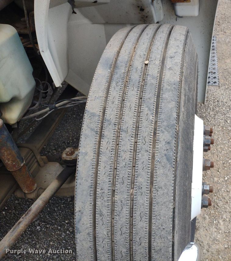 image for item DS6427 2004 International 4300  box truck