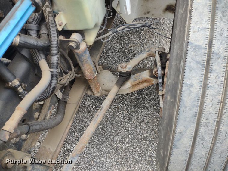 image for item DS6427 2004 International 4300  box truck