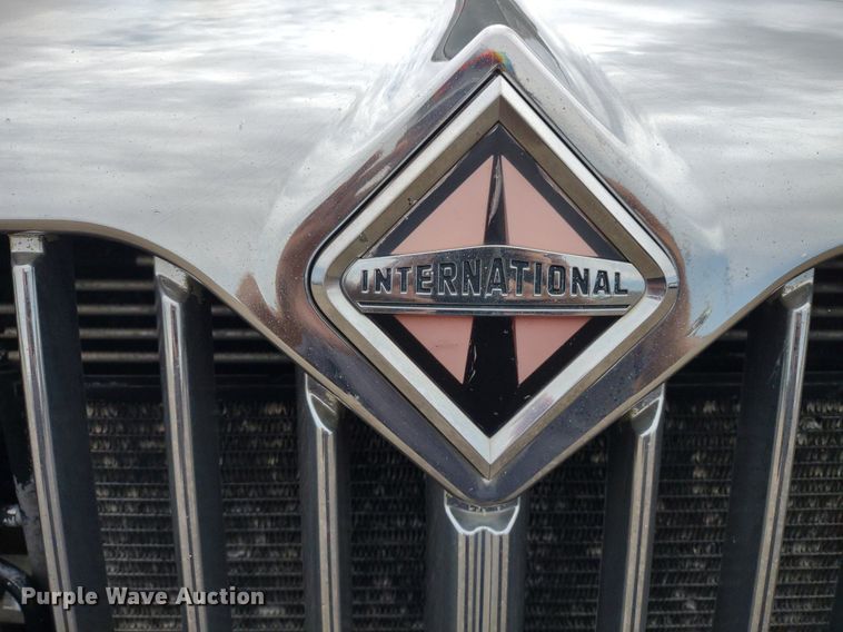 image for item DS6427 2004 International 4300  box truck