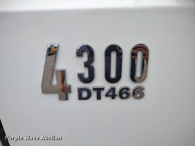 image for item DS6427 2004 International 4300  box truck