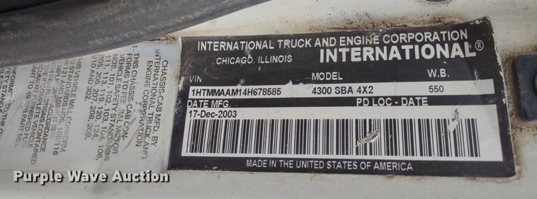 image for item DS6427 2004 International 4300  box truck