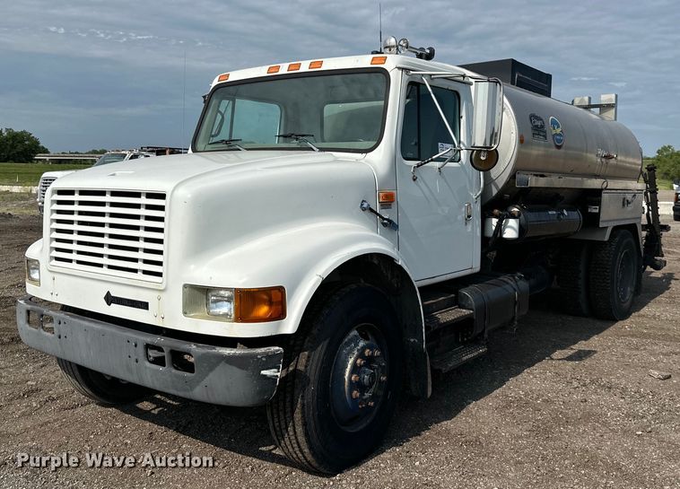 image for item DS6429 1999 International 4900  oil distributor truck
