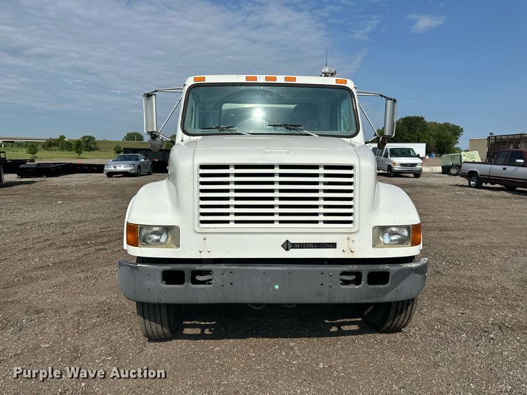 image for item DS6429 1999 International 4900  oil distributor truck