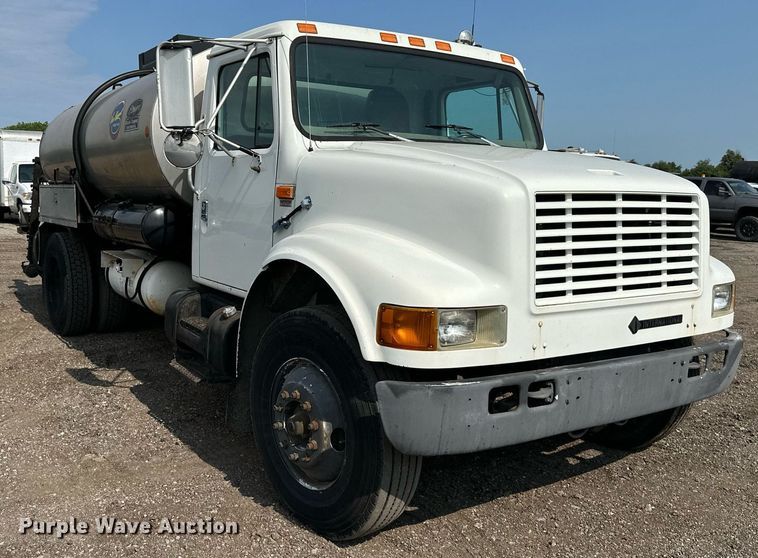 image for item DS6429 1999 International 4900  oil distributor truck