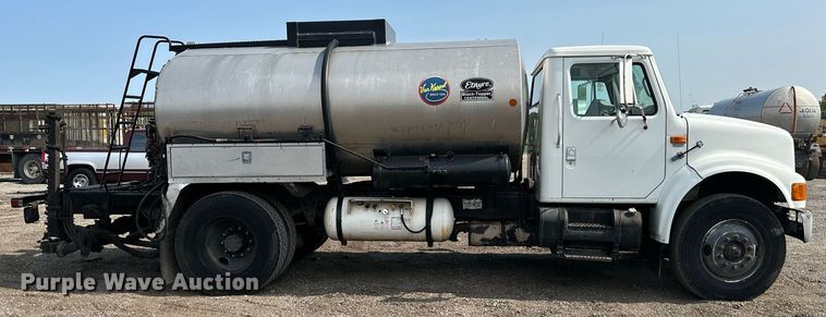 image for item DS6429 1999 International 4900  oil distributor truck