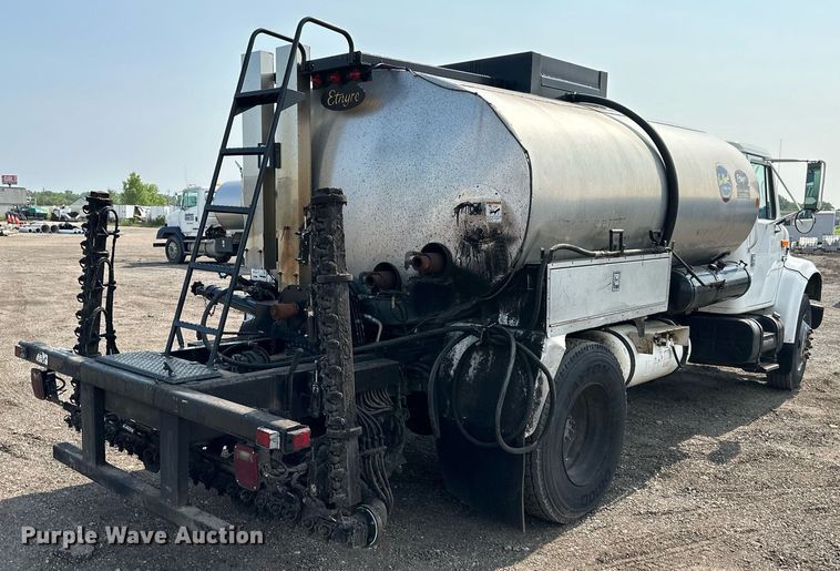 image for item DS6429 1999 International 4900  oil distributor truck