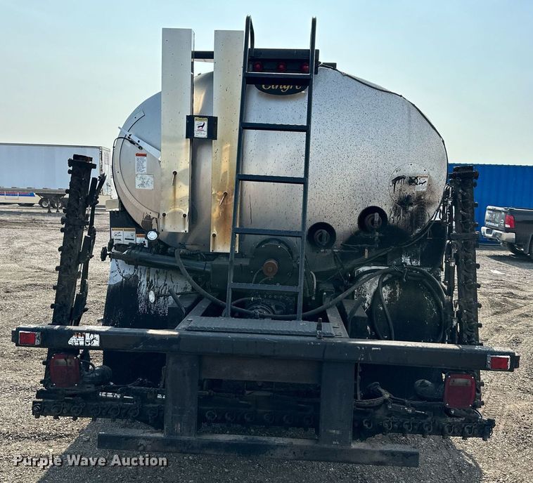 image for item DS6429 1999 International 4900  oil distributor truck