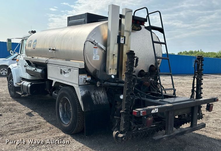image for item DS6429 1999 International 4900  oil distributor truck