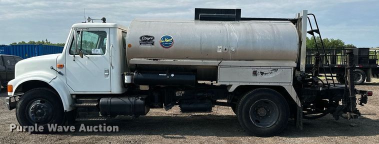 image for item DS6429 1999 International 4900  oil distributor truck