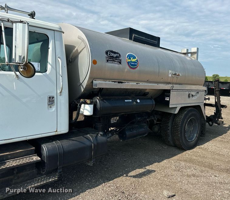 image for item DS6429 1999 International 4900  oil distributor truck