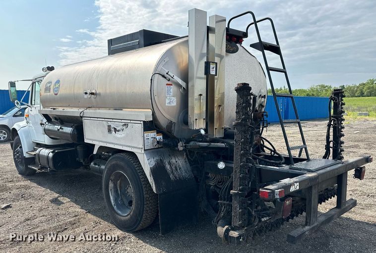 image for item DS6429 1999 International 4900  oil distributor truck