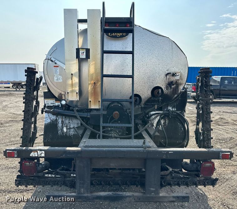 image for item DS6429 1999 International 4900  oil distributor truck