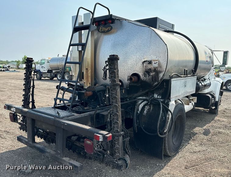 image for item DS6429 1999 International 4900  oil distributor truck