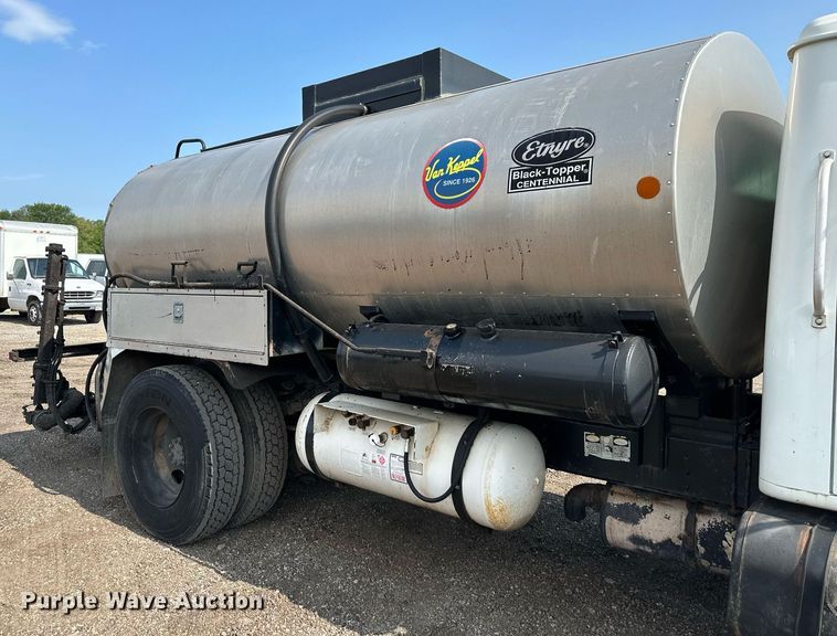 image for item DS6429 1999 International 4900  oil distributor truck