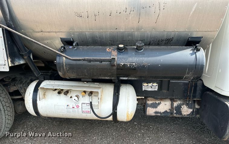 image for item DS6429 1999 International 4900  oil distributor truck