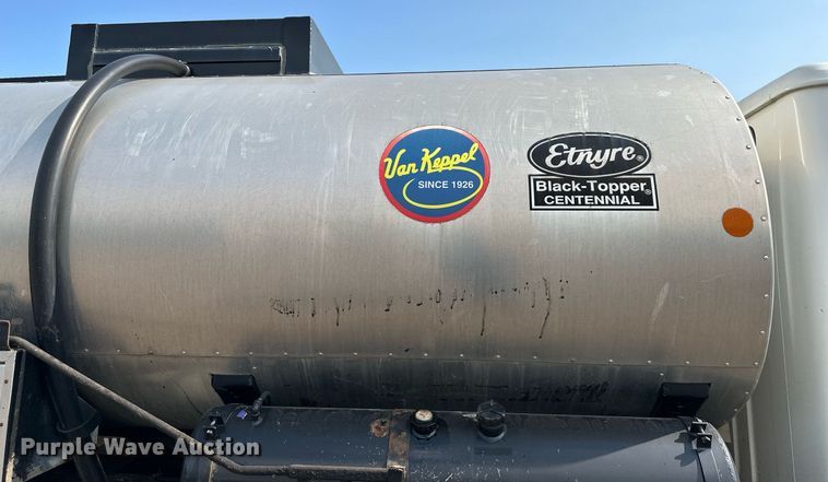 image for item DS6429 1999 International 4900  oil distributor truck