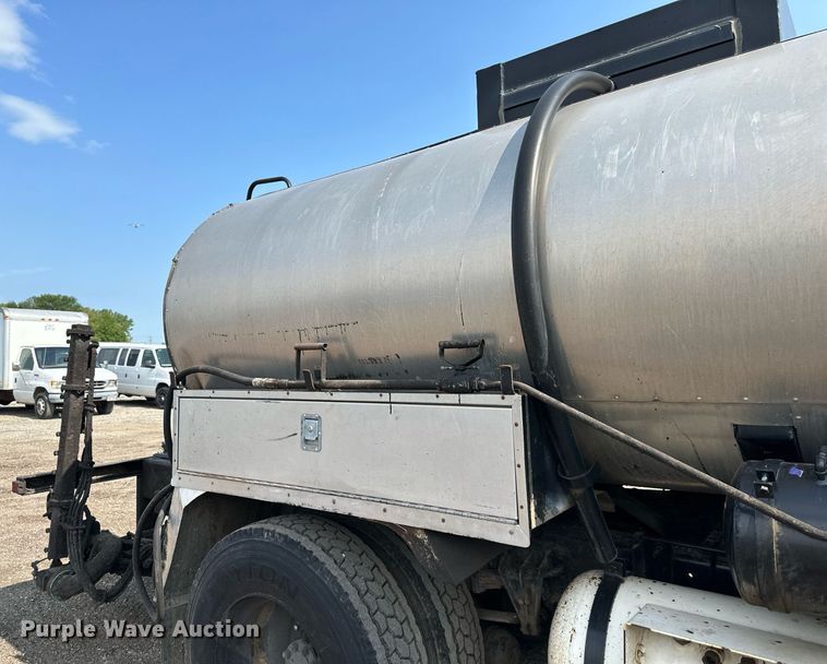 image for item DS6429 1999 International 4900  oil distributor truck