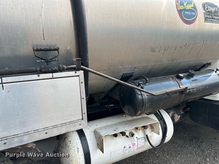 image for item DS6429 1999 International 4900  oil distributor truck