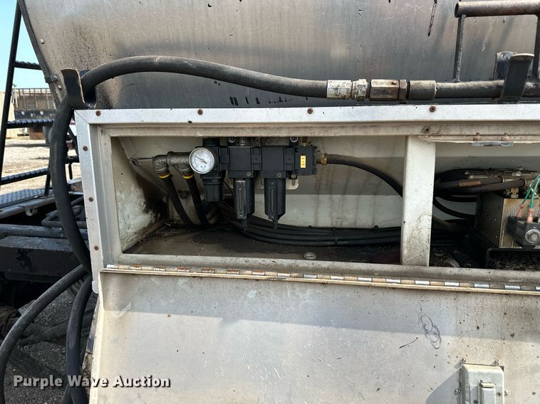 image for item DS6429 1999 International 4900  oil distributor truck