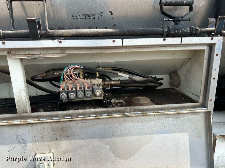 image for item DS6429 1999 International 4900  oil distributor truck