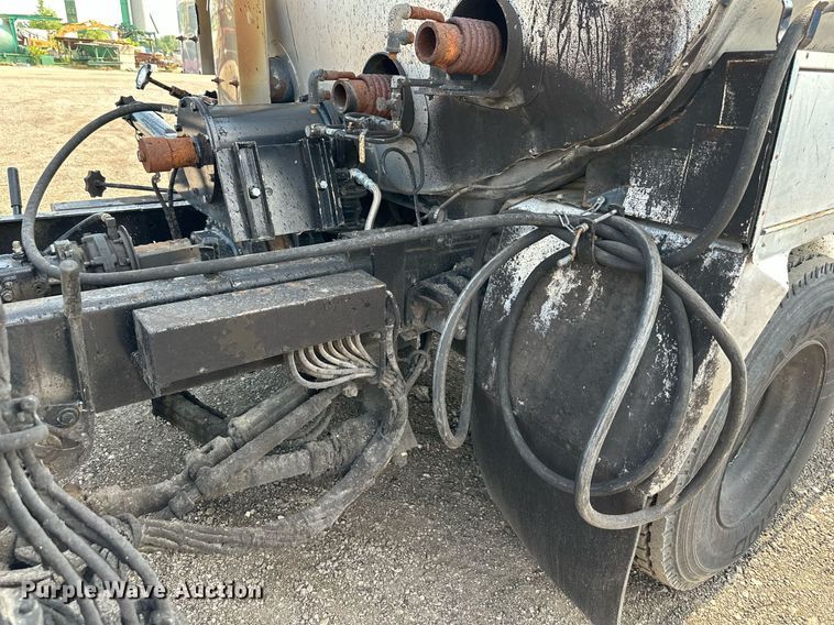 image for item DS6429 1999 International 4900  oil distributor truck