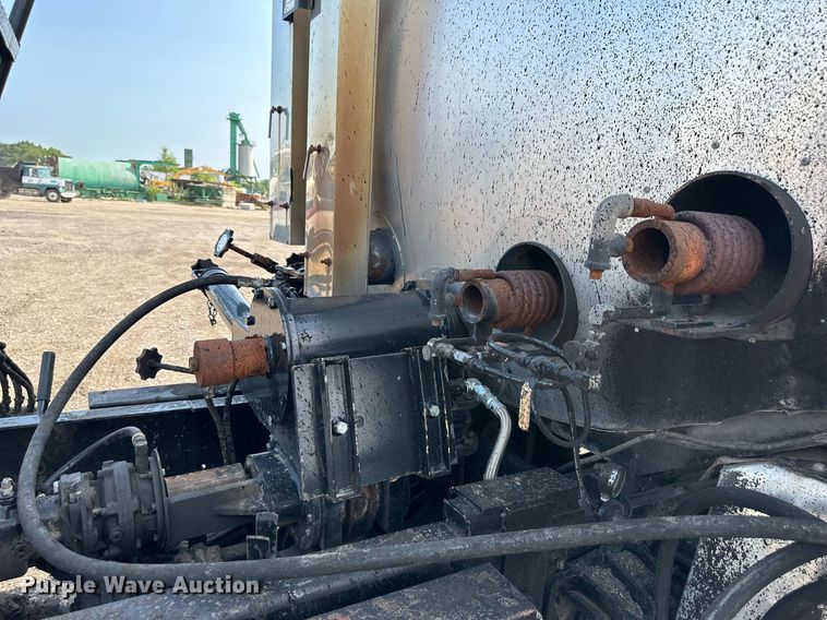 image for item DS6429 1999 International 4900  oil distributor truck