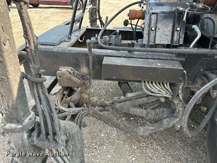 image for item DS6429 1999 International 4900  oil distributor truck