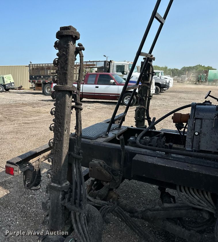 image for item DS6429 1999 International 4900  oil distributor truck