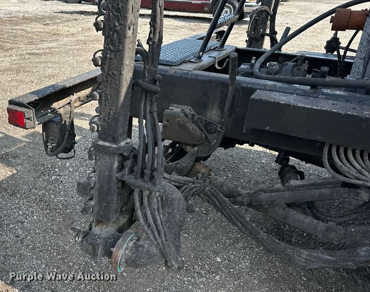 image for item DS6429 1999 International 4900  oil distributor truck