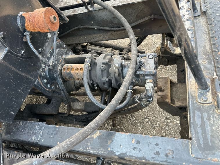 image for item DS6429 1999 International 4900  oil distributor truck