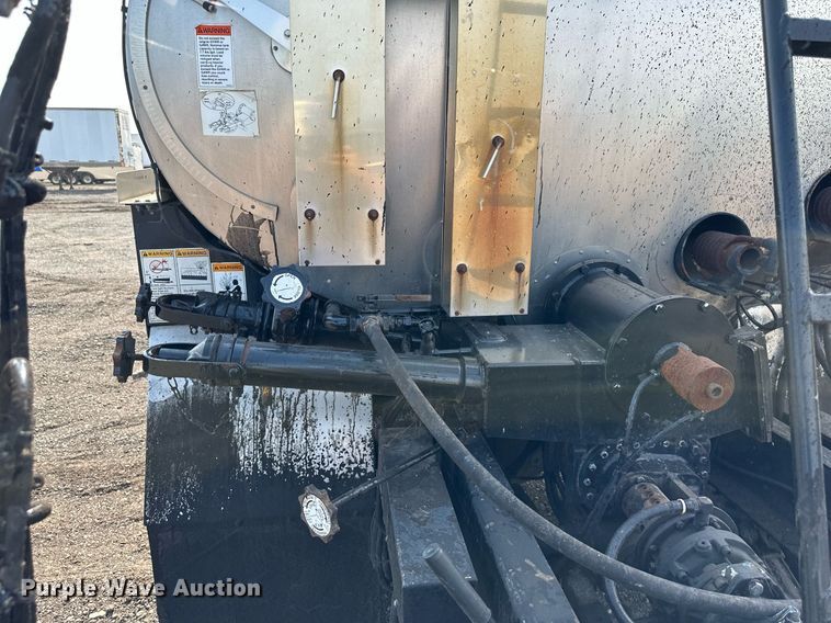 image for item DS6429 1999 International 4900  oil distributor truck