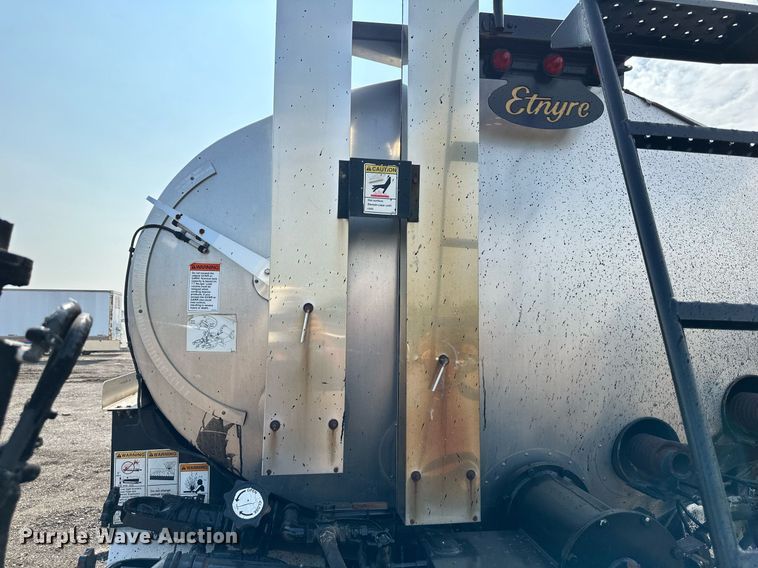 image for item DS6429 1999 International 4900  oil distributor truck