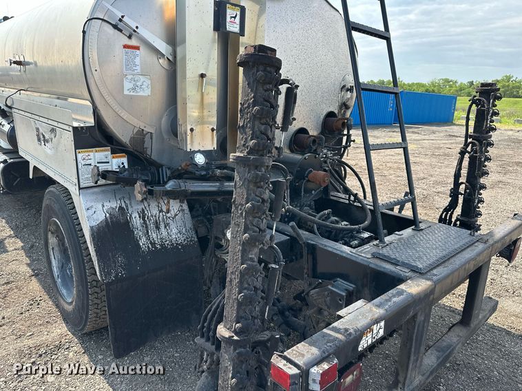 image for item DS6429 1999 International 4900  oil distributor truck