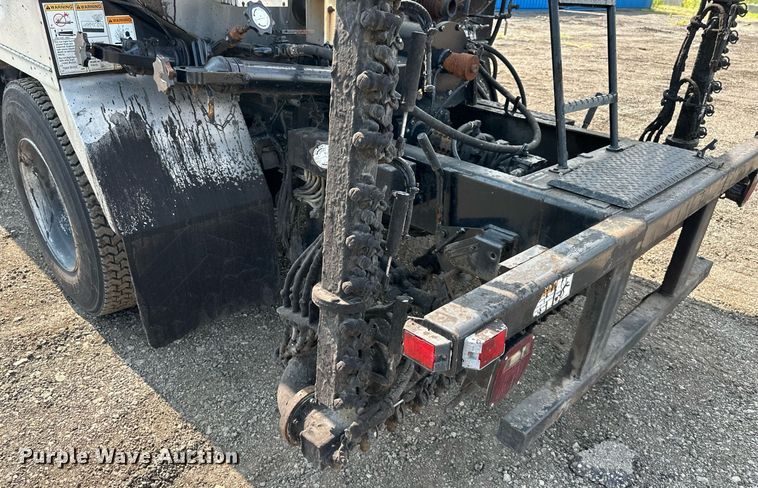 image for item DS6429 1999 International 4900  oil distributor truck