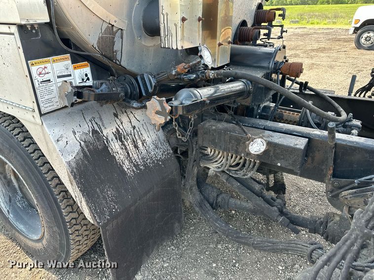 image for item DS6429 1999 International 4900  oil distributor truck