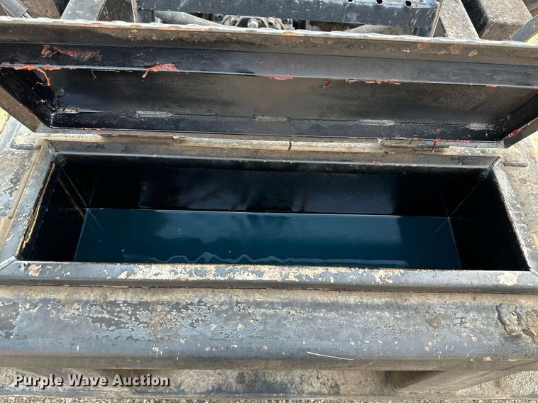 image for item DS6429 1999 International 4900  oil distributor truck