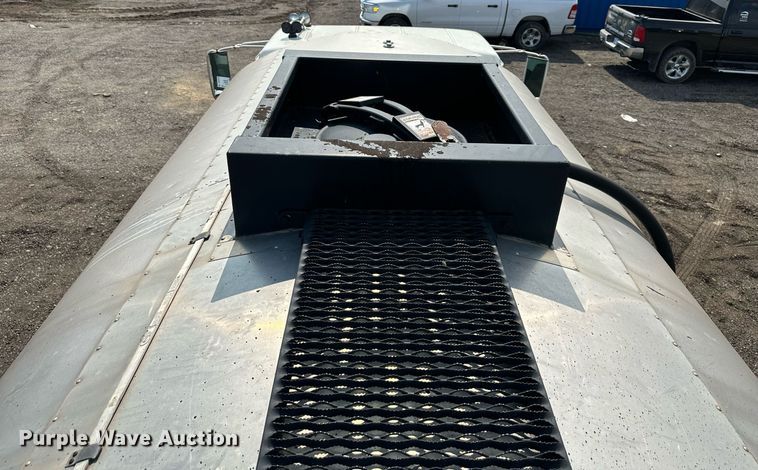 image for item DS6429 1999 International 4900  oil distributor truck