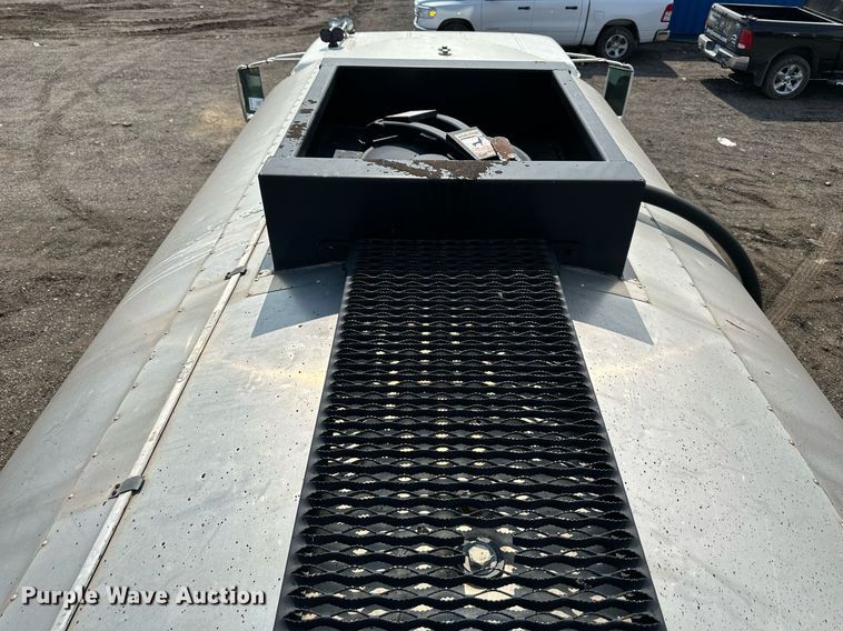 image for item DS6429 1999 International 4900  oil distributor truck