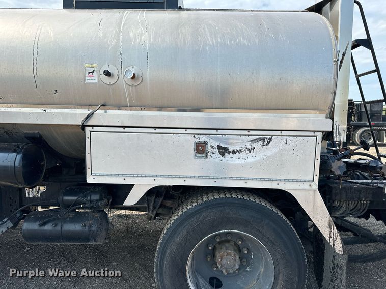 image for item DS6429 1999 International 4900  oil distributor truck