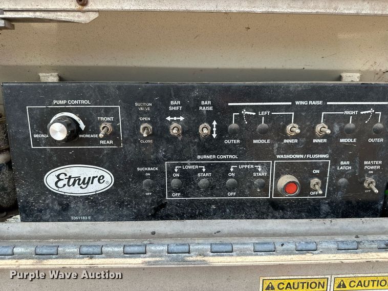 image for item DS6429 1999 International 4900  oil distributor truck