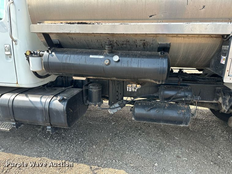 image for item DS6429 1999 International 4900  oil distributor truck