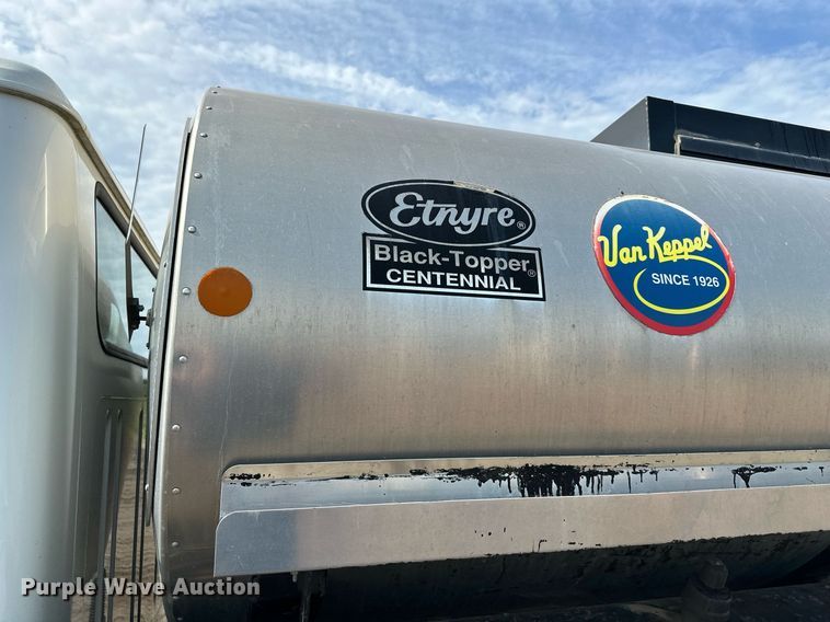 image for item DS6429 1999 International 4900  oil distributor truck