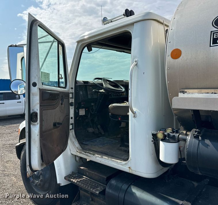 image for item DS6429 1999 International 4900  oil distributor truck