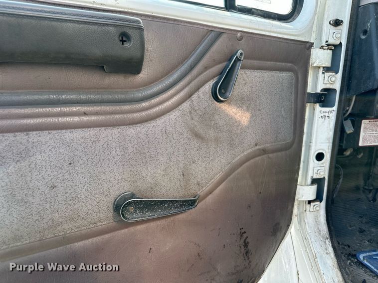 image for item DS6429 1999 International 4900  oil distributor truck