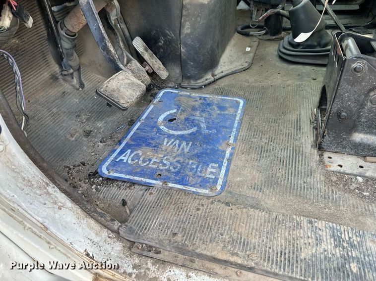 image for item DS6429 1999 International 4900  oil distributor truck