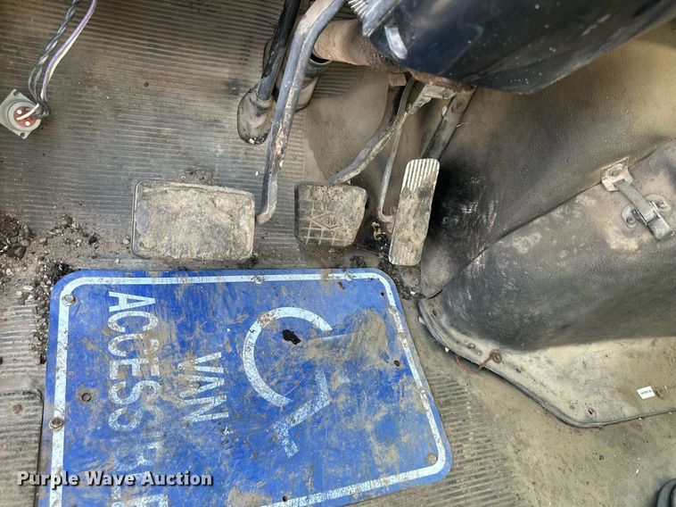 image for item DS6429 1999 International 4900  oil distributor truck