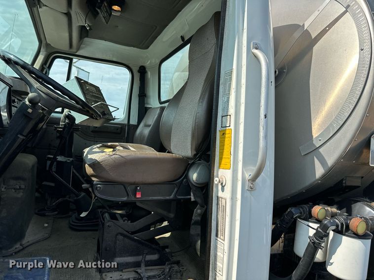 image for item DS6429 1999 International 4900  oil distributor truck