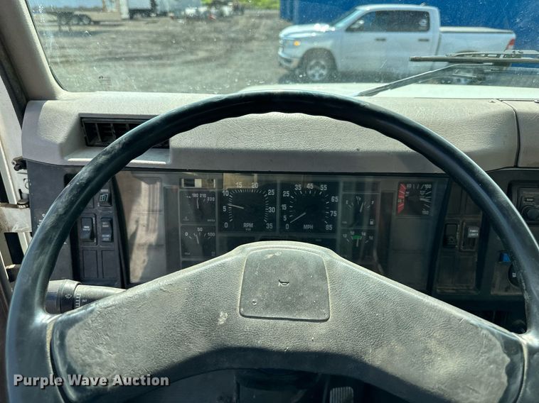 image for item DS6429 1999 International 4900  oil distributor truck