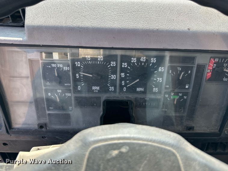 image for item DS6429 1999 International 4900  oil distributor truck